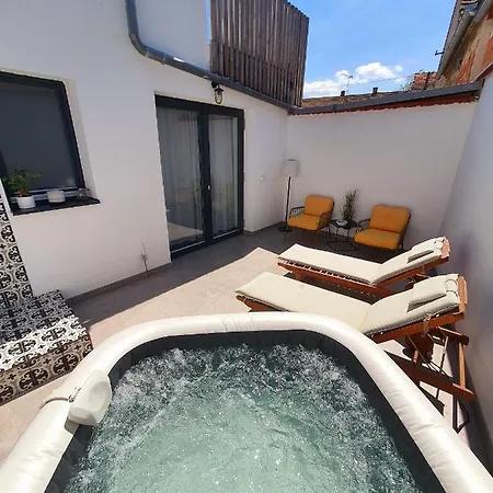 Sousedi 4*