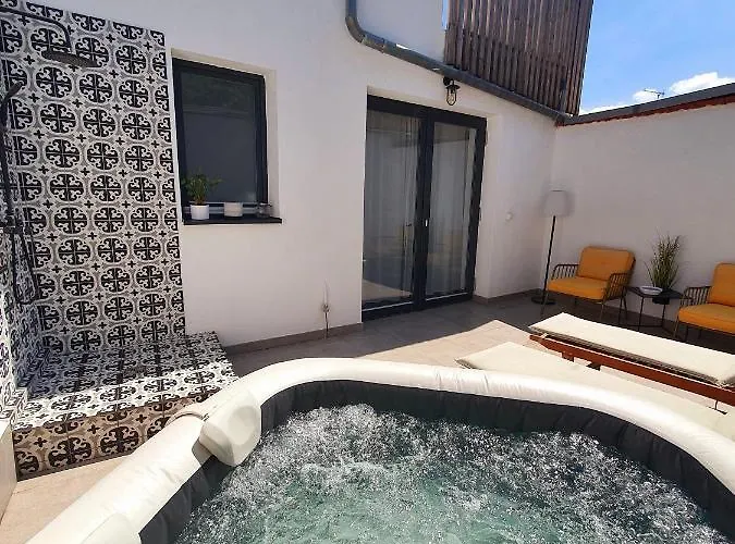 Sousedi 4*